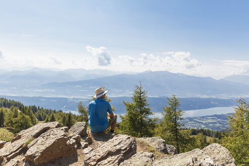 Wanderer bei einer Rast auf dem Wanderweg Almbrunn, Lammersdorfer Berg, Nockberge, Kärnten, Österreich - GWF06085