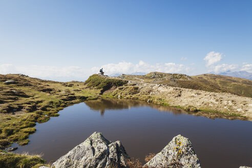 Wanderer bei einer Rast auf dem Wanderweg Almbrunn, Lammersdorfer Berg, Nockberge, Kärnten, Österreich - GWF06086