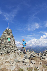 Wanderer am Aussichtspunkt mit Steinmännchen, Lammersdorfer Berg, Nockberge, Kärnten, Österreich - GWF06088