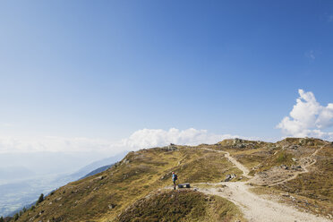 Wanderer auf dem Wanderweg Almbrunn, Lammersdorfer Berg, Nockberge, Kärnten, Österreich - GWF06090