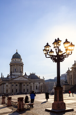 Blick auf den Deutschen Dom am Gendarmenmarkt am Abend, Berlin, Deutschland, lizenzfreies Stockfoto