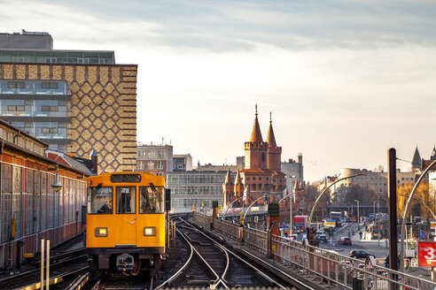 Zug in Hochbahn vor der Oberbaumbrücke in der Dämmerung, Berlin, Deutschland - PUF01624