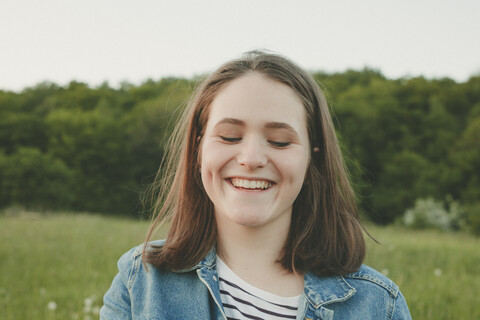 Porträt eines lachenden Teenagers in der Natur, lizenzfreies Stockfoto