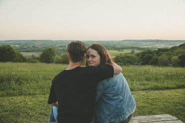 Porträt eines lächelnden Teenagers, der die Natur mit seinem Freund genießt - ANHF00123