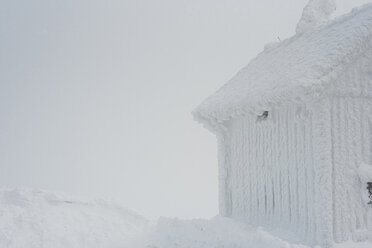 Schneebedeckte Hütte, Arbermandel, Erzgebirge, Deutschland - MJF02356