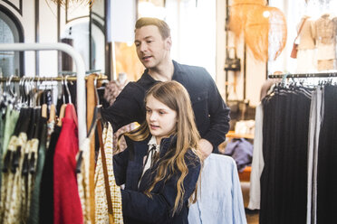 Vater und Tochter beim Einkaufen in einer Boutique - MASF12464