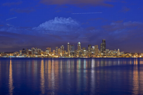 Seattle Skyline vom Wasser aus bei Nacht - MINF11037