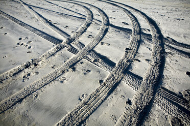 Reifenspuren und Fußabdrücke, Long Beach Peninsula, Washington - MINF11076