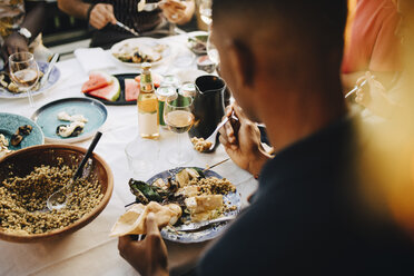 Hohe Winkel Ansicht des Mannes essen Abendessen am Esstisch in der Partei - MASF12662