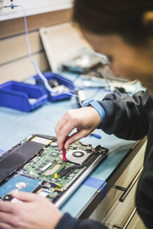Techniker repariert Computerteil im Geschäft - MASF12735
