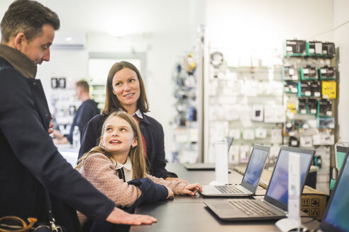 Familie diskutiert in einem Computerladen - MASF12741