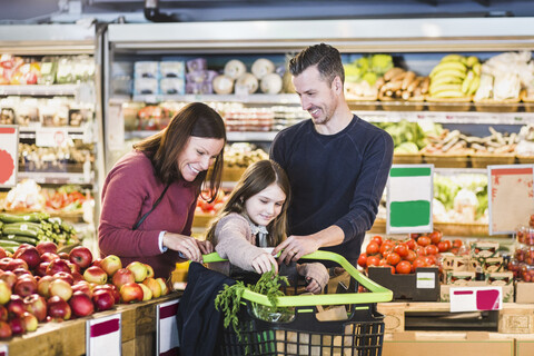 Glückliche Familie beim Lebensmitteleinkauf im Supermarkt, lizenzfreies Stockfoto