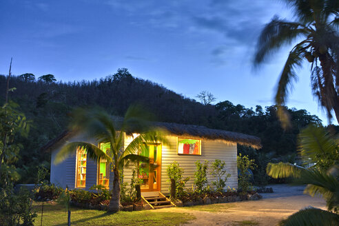 Kleines Gebäude in einer tropischen Umgebung - MINF11088