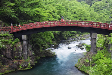 Asiatische Brücke über einen Fluss - MINF11124