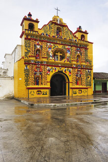 Bunte Fassade der Kirche San Andres Xecul, Guatemala - MINF11135