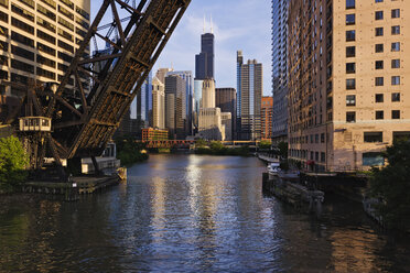 Hochbrücke über den Chicago River, Chicago, Illinois, Vereinigte Staaten - MINF11149