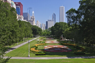 Blick auf das Stadtzentrum von Chicago vom Grant Park aus - MINF11151
