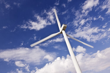 Windturbine unter Wolken - MINF11157