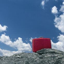 Lone Red Suitcase im Freien - MINF11169