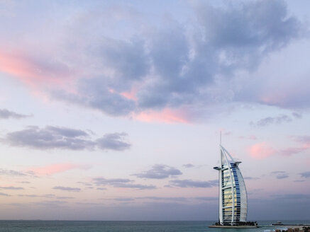 Hotel mit Meer im Hintergrund - MINF11207