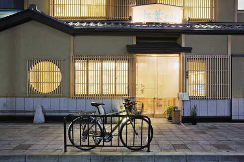 Fahrrad vor einem asiatischen Restaurant - MINF11214