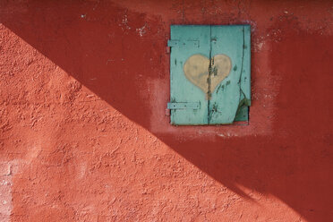 Rote Wand mit verschlossenem Fenster - MINF11229