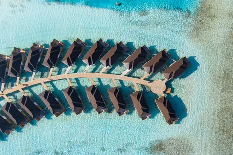 Wasserbungalows von oben, Süd Male Atoll, Malediven, lizenzfreies Stockfoto