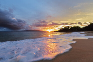 Big Beach bei Sonnenuntergang, Makena Beach State Park, Maui, Hawaii, USA - FOF10839