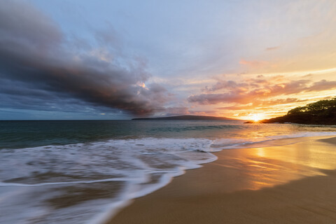 Big Beach bei Sonnenuntergang, Makena Beach State Park, Maui, Hawaii, USA, lizenzfreies Stockfoto