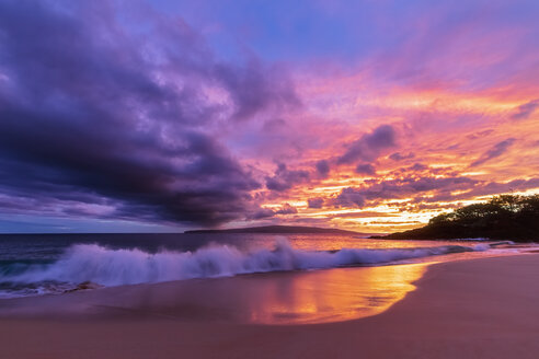 Big Beach bei Sonnenuntergang, Makena Beach State Park, Maui, Hawaii, USA - FOF10848