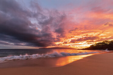 Big Beach bei Sonnenuntergang, Makena Beach State Park, Maui, Hawaii, USA - FOF10849