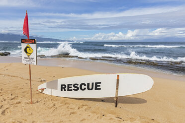 Rescue surfboard, red flag and warning sign at Ho'okipa Beach Park, Hawaii, USA - FOF10856