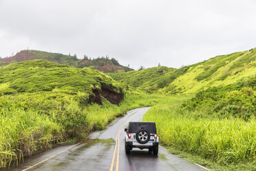 Geländewagen auf dem Kahekili Highway, West Maui Mountains, Maui, Hawaii, USA - FOF10875