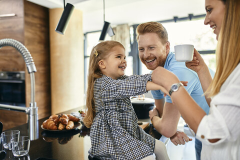 Eine glückliche Familie hat Spaß in der Küche, lizenzfreies Stockfoto