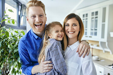 Porträt einer glücklichen Familie beim Einkaufen in einem Möbelhaus - ZEDF02391