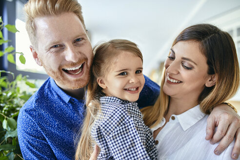 Porträt einer glücklichen Familie beim Einkaufen in einem Möbelhaus - ZEDF02392