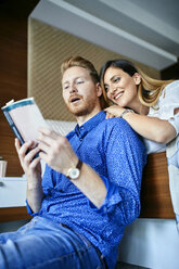 Zärtliches Paar liest gemeinsam ein Buch im Schlafzimmer - ZEDF02401