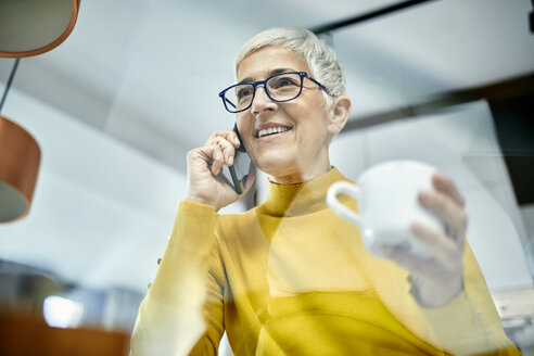 Ältere Frau trinkt Kaffee und telefoniert - ZEDF02403