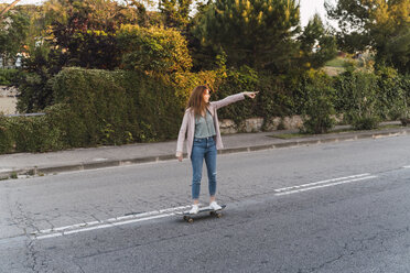 Junge Frau auf Skateboard - AFVF03218