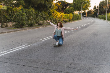 Junge Frau auf Skateboard - AFVF03219