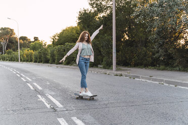Junge Frau auf Skateboard - AFVF03220