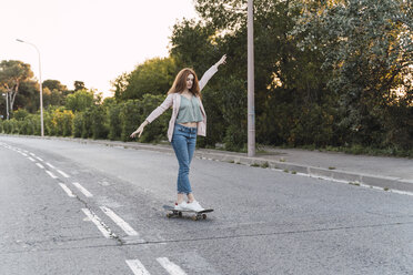 Young woman on skateboard - AFVF03220