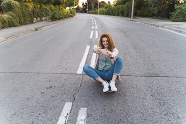 Junge Frau auf Skateboard und macht ein Selfie - AFVF03222