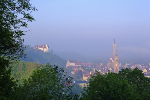 Burg Trausnitz, Kirche St. Jodok und Basilika St. Martin bei Sonnenaufgang von der Carossahöhe aus gesehen, Landshut, Bayern, Deutschland - SIEF08646