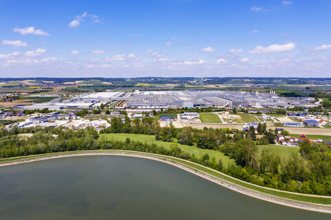 BMW Werk und Isarstausee Dingolfing, Bayern, Deutschland, Drohnenaufnahme, lizenzfreies Stockfoto