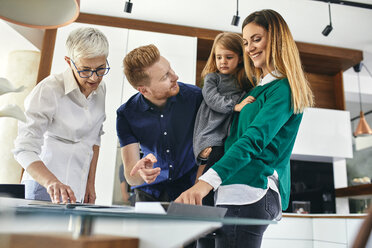 Familie beim Kauf einer neuen Küche im Ausstellungsraum - ZEDF02427