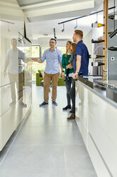 Familie beim Kauf einer neuen Küche im Ausstellungsraum - ZEDF02455