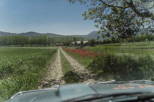 Auto auf einem Feldweg in der Landschaft, Garrotxa, Spanien - AFVF03253