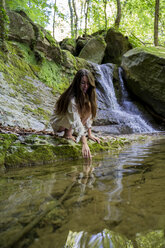 Junge Frau an einem natürlichen Pool im Wald, Garrotxa, Spanien - AFVF03258