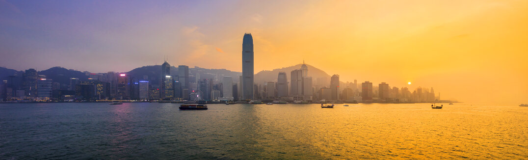 Skyline von Hongkong Central und Victoria Harbour bei Sonnenuntergang, Hongkong, China - HSIF00652